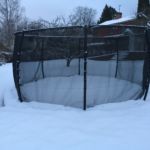 Opstaan en de tuin zo terugvinden...en ineens snappen waarom werkelijk geen enkele Zweed een trampoline buiten laat staan in de winter :)